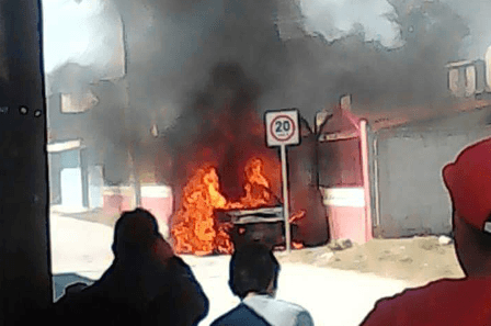 Padres de familia queman vehículo de directora en Tepetitla