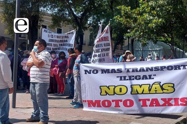 Marchan transportistas para exigir aumento de dos pesos al costo del pasaje