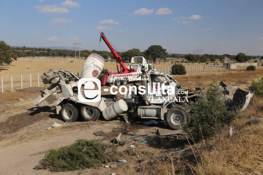 Vuelca revolvedora de concreto en Xaloztoc; conductor resulta lesionado 