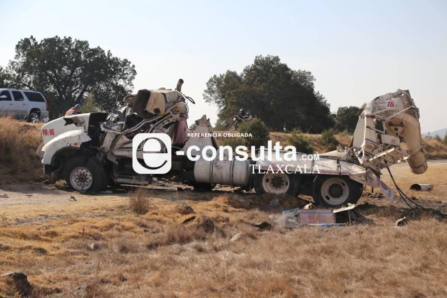 Vuelca revolvedora de concreto en Xaloztoc; conductor resulta lesionado 