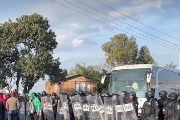 Siguen con su berrinche, normalistas de Panotla retan a las autoridades 