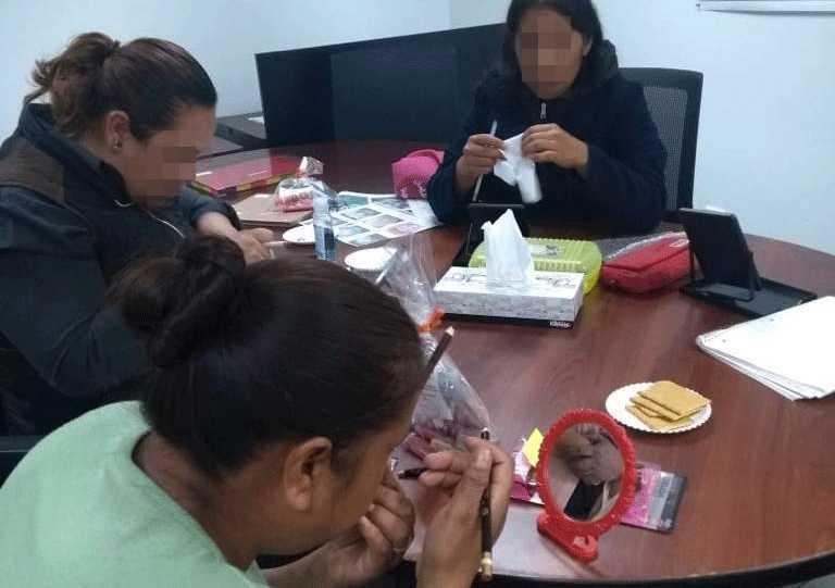 Usuarias del Centro De Justicia Para Mujeres se capacitan en técnicas de maquillaje 