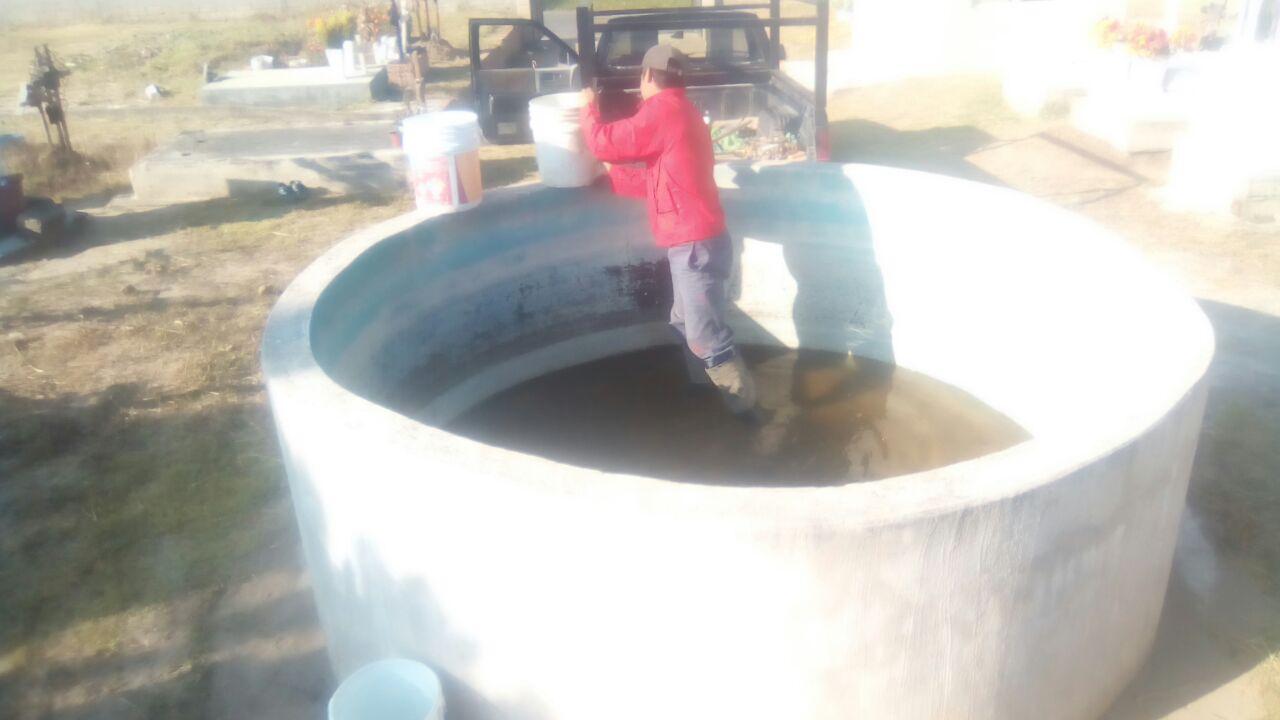 Ayuntamiento realiza de limpieza y lavado de cisterna en el panteón de San Mateo