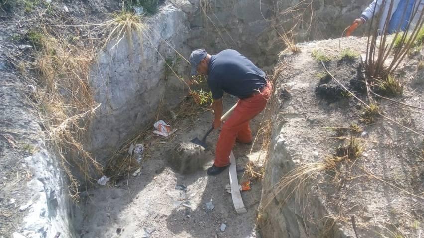 Ayuntamiento realiza limpieza del canal de aguas pluviales en los Girasoles