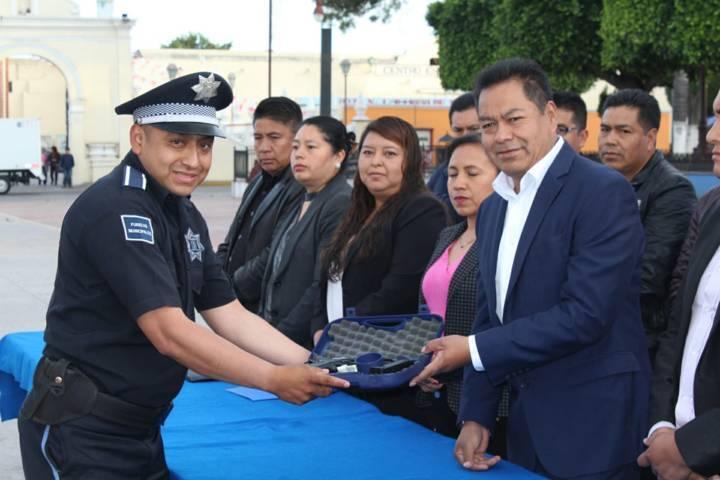 Cano Coyotl entrega uniformes con armamento a policías municipales