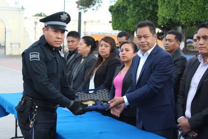 Cano Coyotl entrega uniformes con armamento a policías municipales