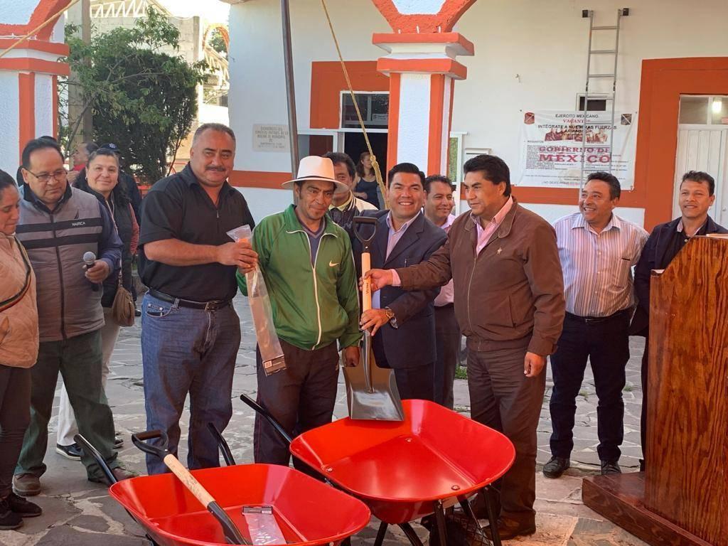Asiste Garrido a entrega de apoyos para fortalecimiento al campo en Cuaxomulco