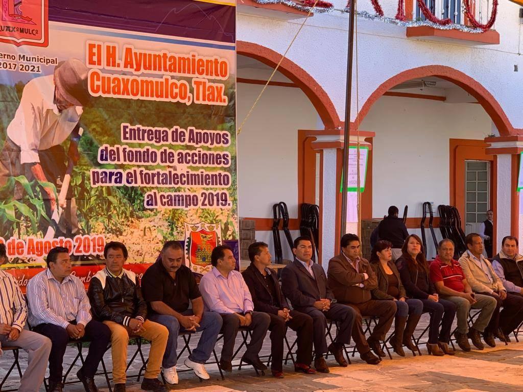 Asiste Garrido a entrega de apoyos para fortalecimiento al campo en Cuaxomulco