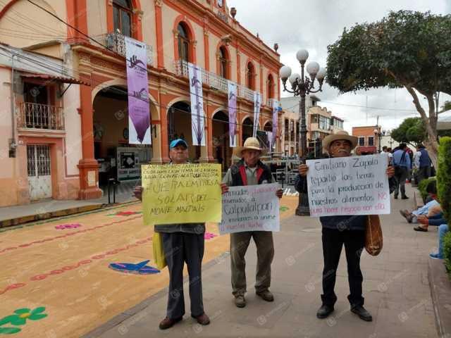 Protestan campesinos durante la conmemoración en Calpulalpan