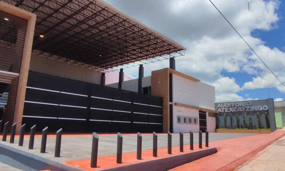 Alcalde de Tetla moderniza el auditorio de Atexcatzinco