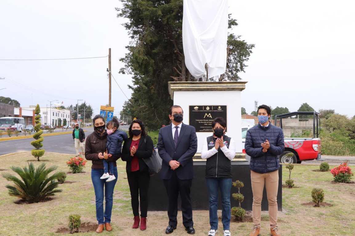 Sánchez Jasso devela estatua en honor a Miguel Arroyo Rosales 