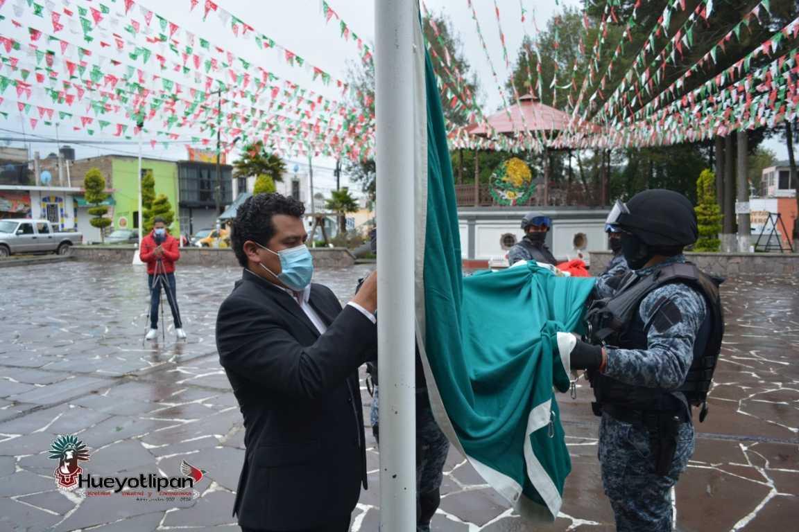 Luis Ángel monta una guardia en el 174 aniversario de la Gesta Heroica