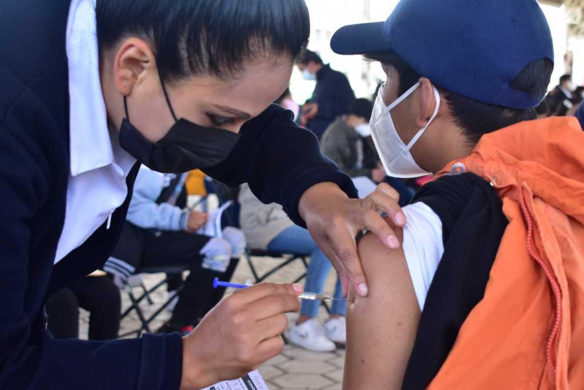 Vacunan contra COVID19 a más de mil 900 menores en Yauhquemehcan