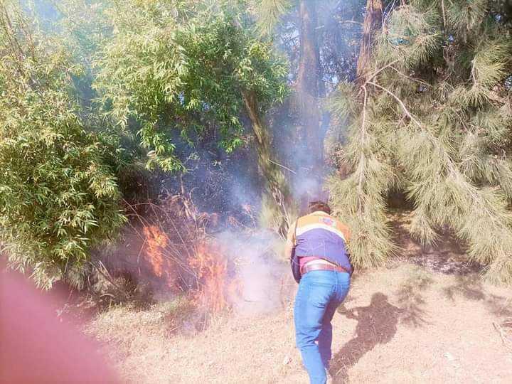 Ayuntamiento de Tetlanohcan atiende llamadas por incendio en pastizales