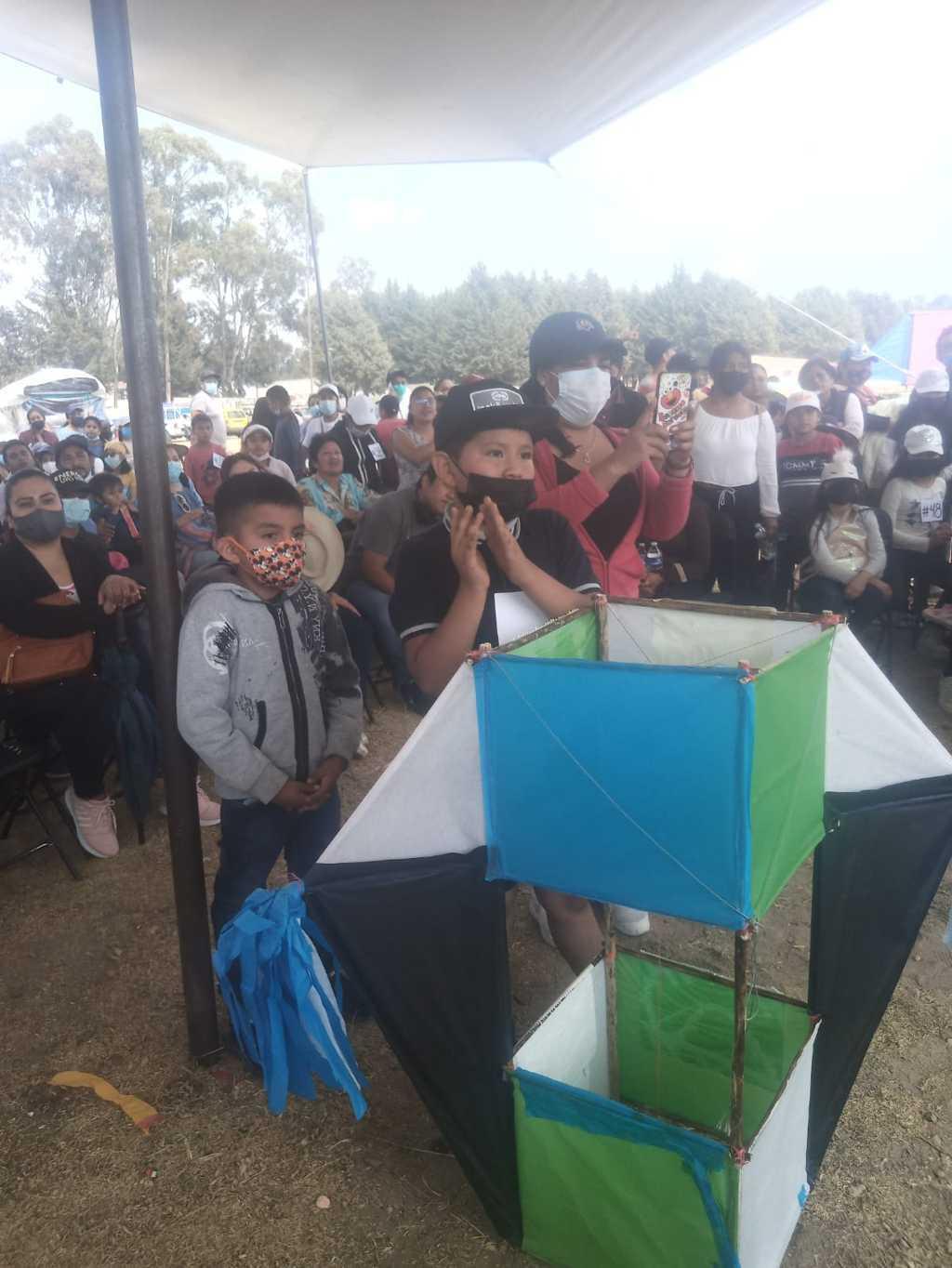 Convivencia familiar y rescate de tradiciones en concurso de papalotes en Tetlanohcan
