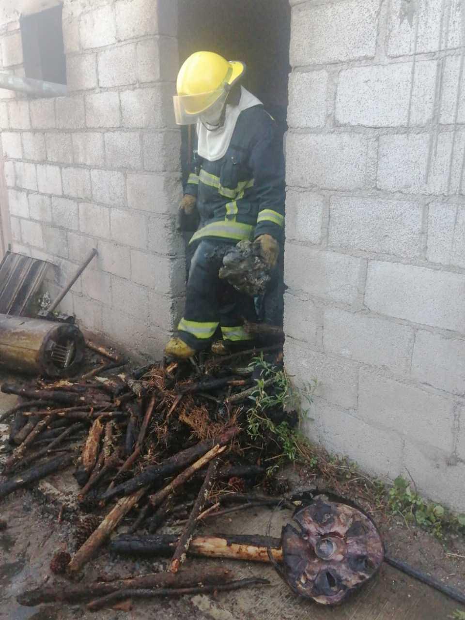Sofocan Protección Civil de Huamantla y bomberos incendio en el Barrio De San Sebastián