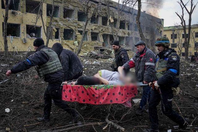 Fallece mujer embarazada y su bebé tras ataque a hospital de maternidad en Ucrania