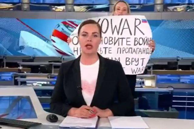 Mujer rusa pide alto a la guerra interrumpiendo un noticiario