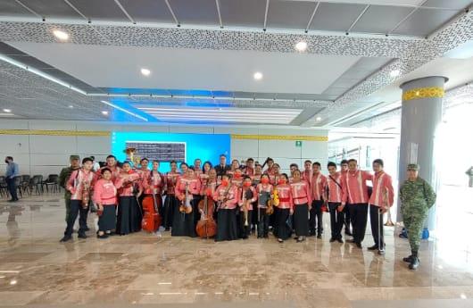 Alcalde de Santa Cruz felicita a orquesta infantil por participar en inauguración del AIFA