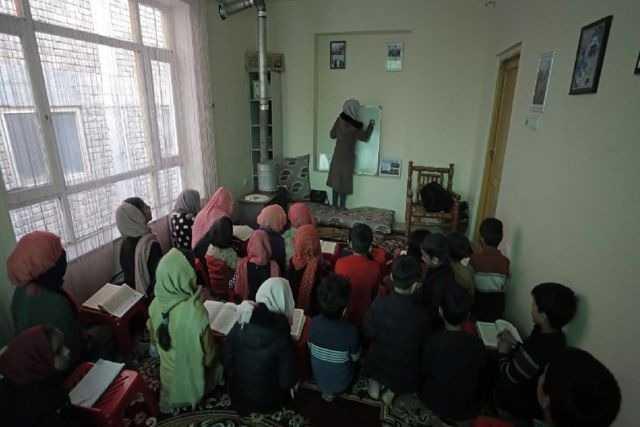 Mantendrán cerradas las escuelas para niñas en Afganistán, talibanes rompen promesa