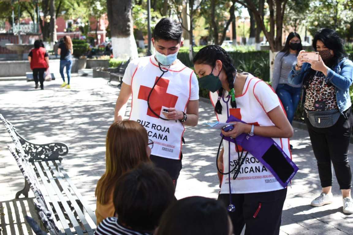 Realizan alumnos de la Cruz Roja prácticas de toma de signos vitales
