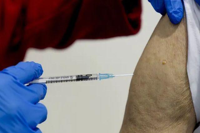 Hombre falsificó certificados en Alemania vacunandose 90 veces vs Covid