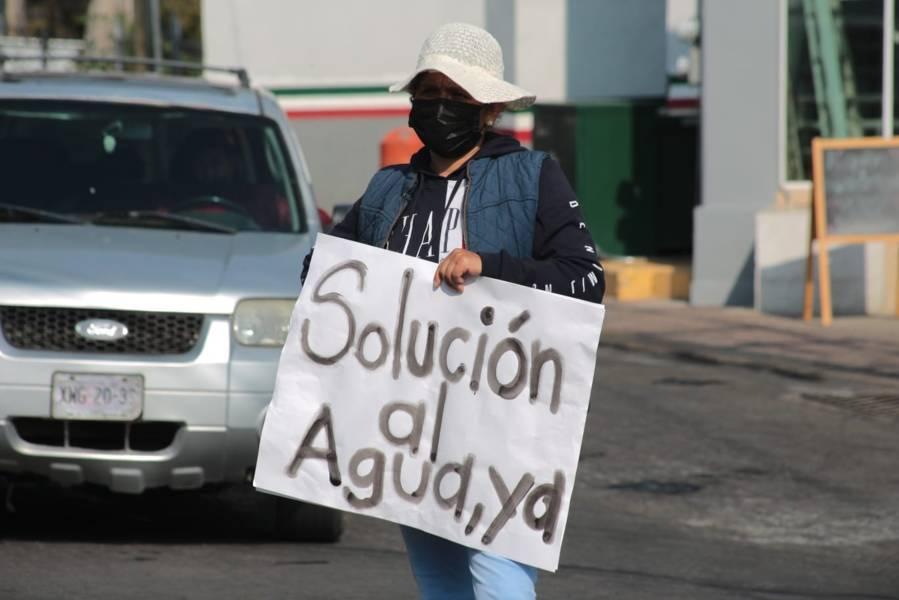 Bloquean carretera vecinos de Tepehitec en demanda de agua potable