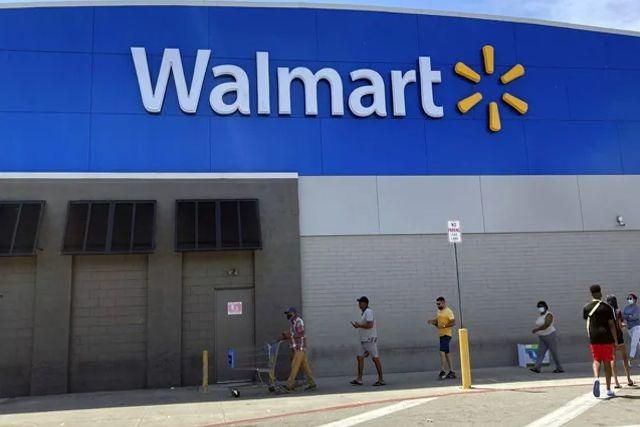 Clientes de Walmart evitan violación a una mujer dentro de la tienda