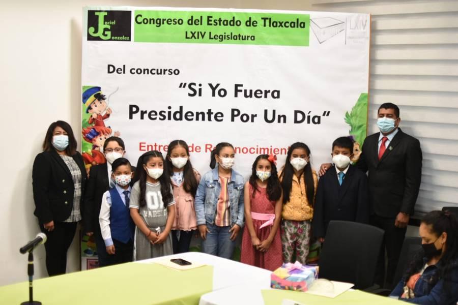 Reconocen a niños ganadores del concurso ¨Si yo fuera presidente por un día¨