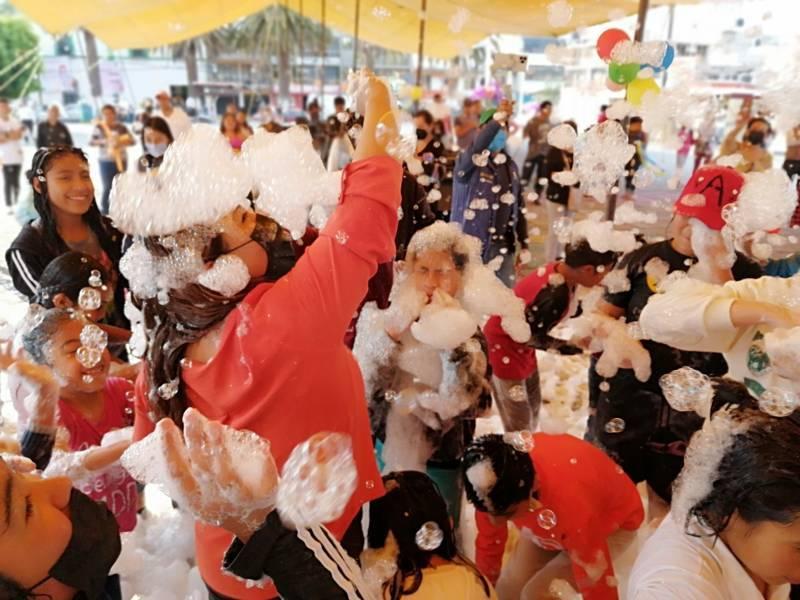 Arman “Fiesta de espuma” en Amaxac para niños y niñas