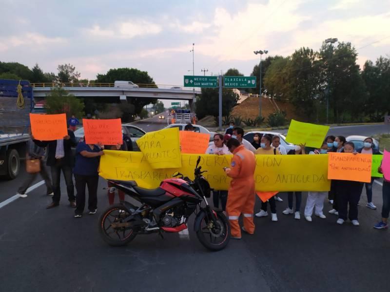 Trabajadores eventuales de SESA bloquean ¨El Trébol¨