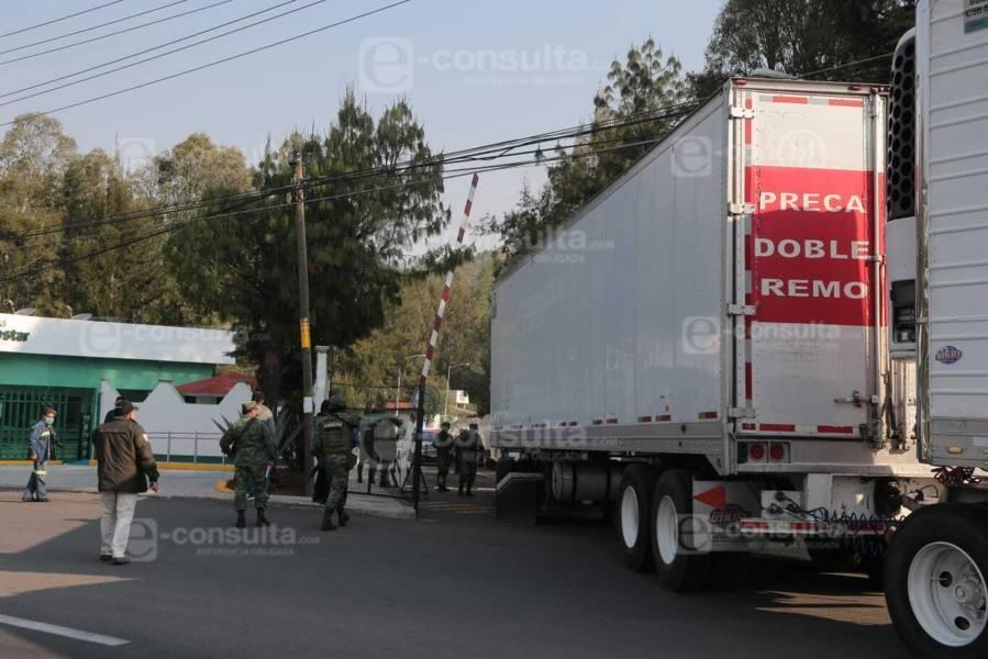 Detienen dos tráileres que transportaban migrantes el autopista Tlaxcala-Puebla