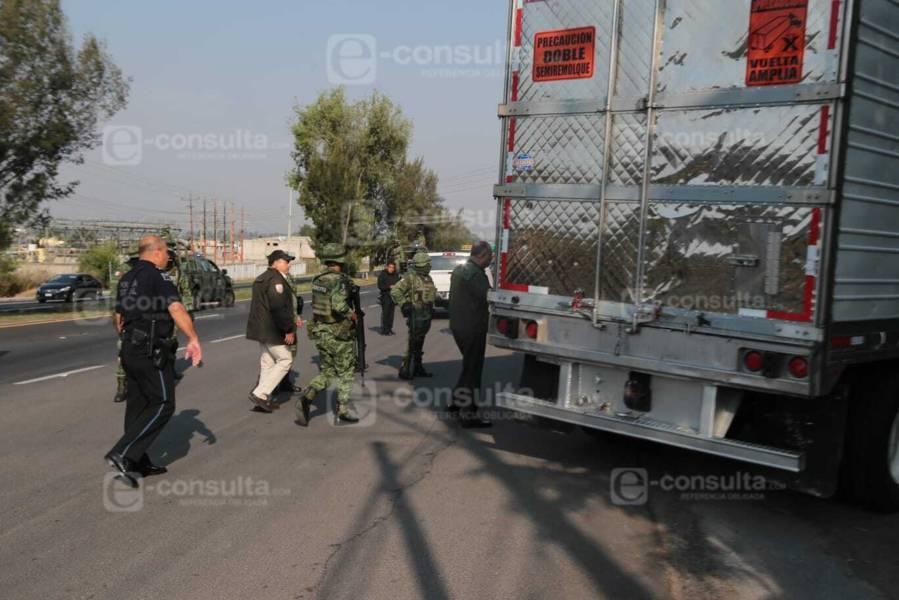 Detienen dos tráileres que transportaban migrantes el autopista Tlaxcala-Puebla