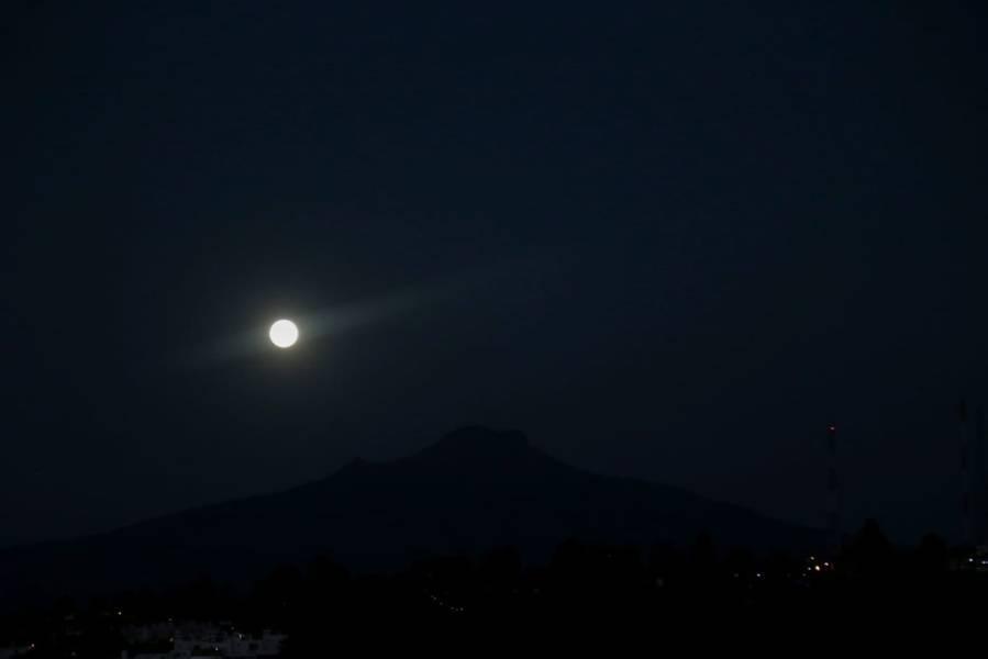 Previo al eclipse lunar de esta noche, el satélite natural de la tierra coronó el Matlalcueyetl