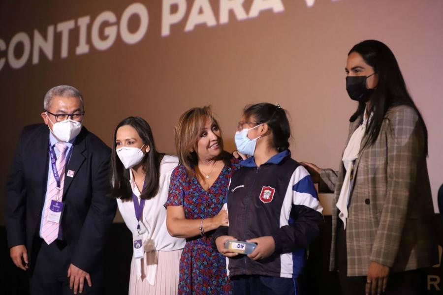 Entregó Gobernadora Lorena Cuéllar lentes a menores de edad
