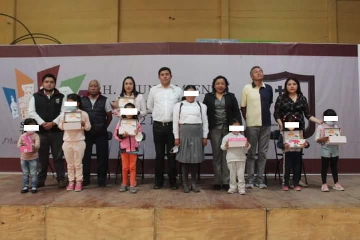Se entregaron 56 pares de zapatos a niños de escuelas de Santa Cruz Tlaxcala