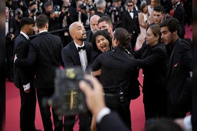 Una mujer desnuda irrumpió el Festival de Cannes con un mensaje “Dejen de violarnos”, 