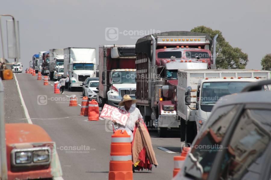 Trabajos de reencarpetamiento provocan severo caos vial en la México-Veracruz 