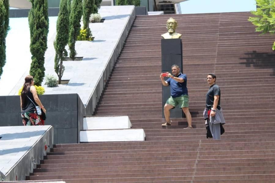 Turistas y ciudadanos disfrutan de las escalinatas
