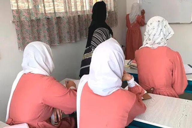 Maestras afganas temen ser golpeadas tras retar a los Talibanes con escuelas secretas