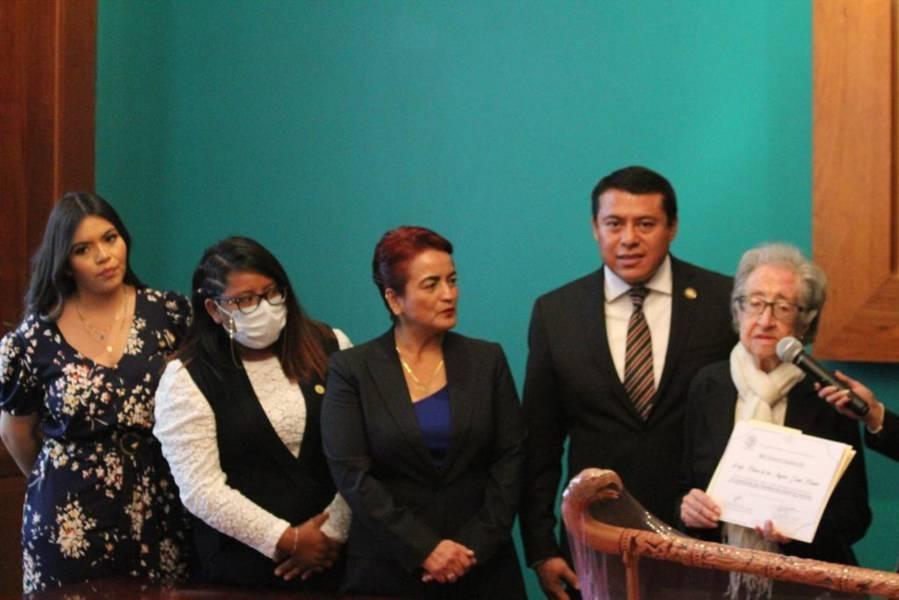 Congreso del estado entrega reconocimiento a  María, primera diputada federal y local de Tlaxcala