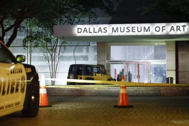El museo de Dallas es destruido por un hombre al discutir con su novia