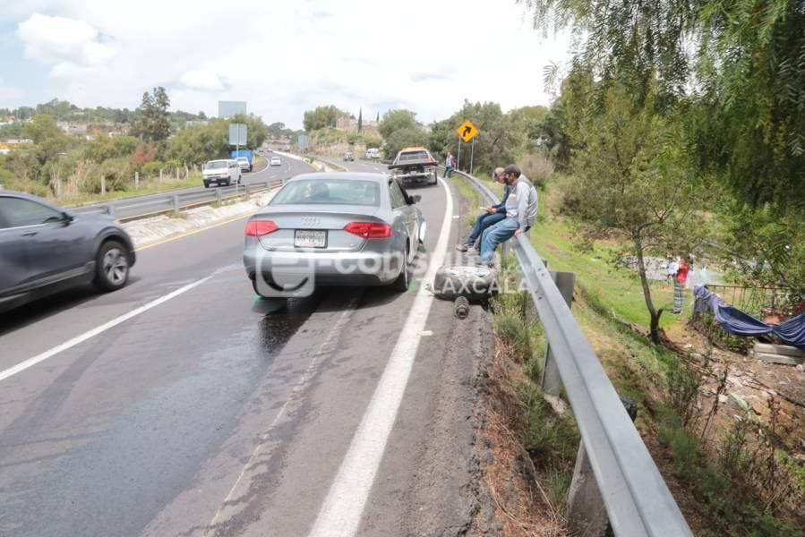 Mujer resulta lesionada al chocar su Audi en la Apizaco-Tlaxcala
