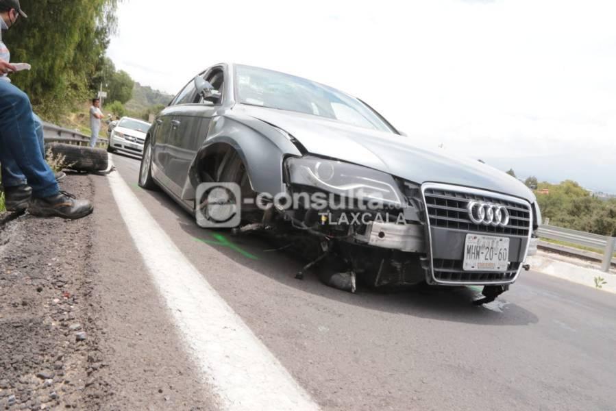 Mujer resulta lesionada al chocar su Audi en la Apizaco-Tlaxcala