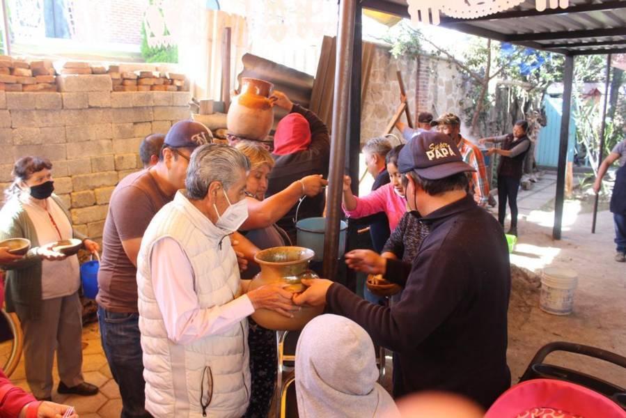 Ofrecen mole prieto en Chiautempan en honor a santo