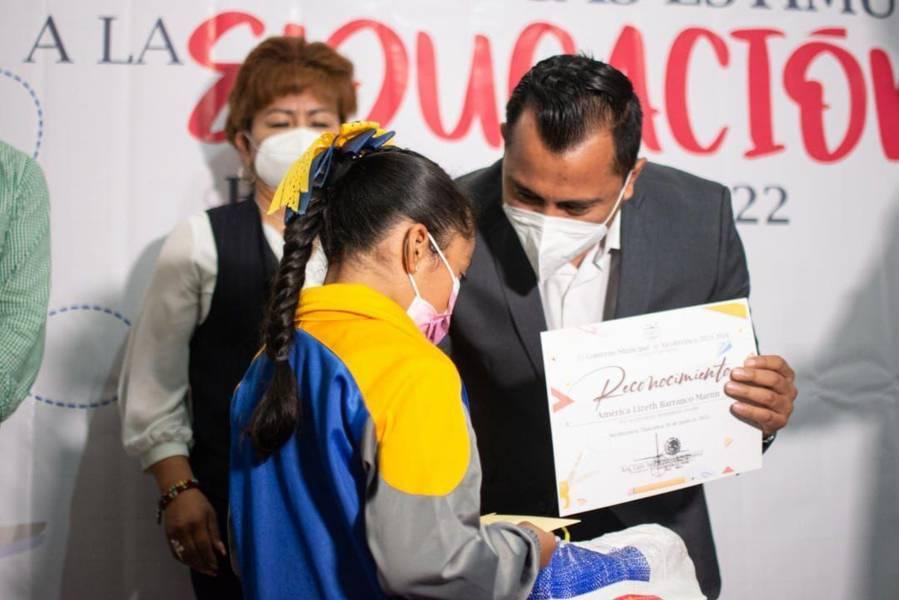 A pesar de conflicto en Xicohtzinco, Luis Ángel cumple con apoyos a estudiantes