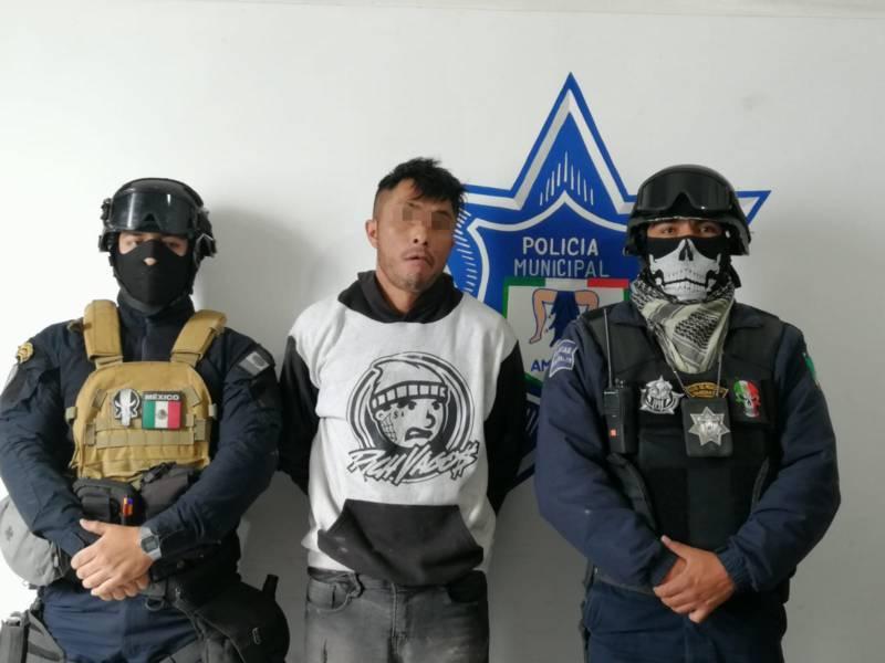 Detienen en flagrancia a dos hombres por robo a comercio en Amaxac