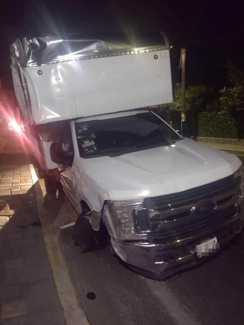 Detienen a conductor tras ocasionar daños materiales en Amaxac 