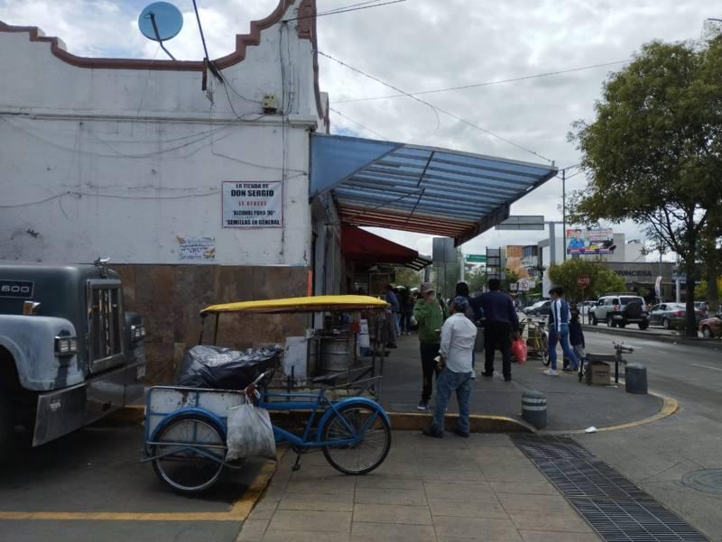 Buscan locatarios evitar que tiren basura en calles de Apizaco