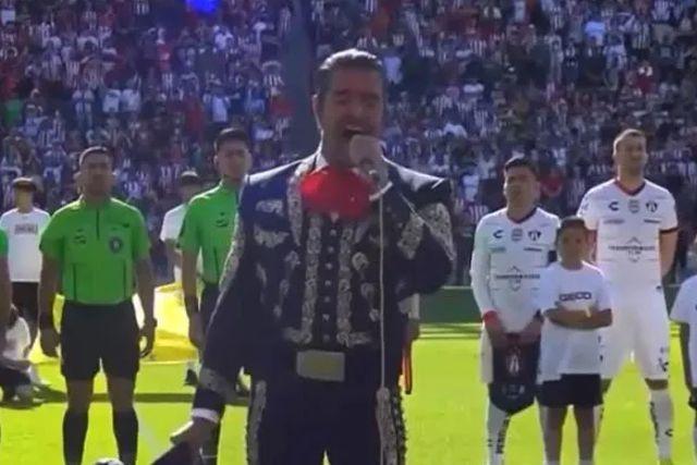Pablo Montero se vuelve a equivocar al cantar el Himno Nacional y se burlan de él